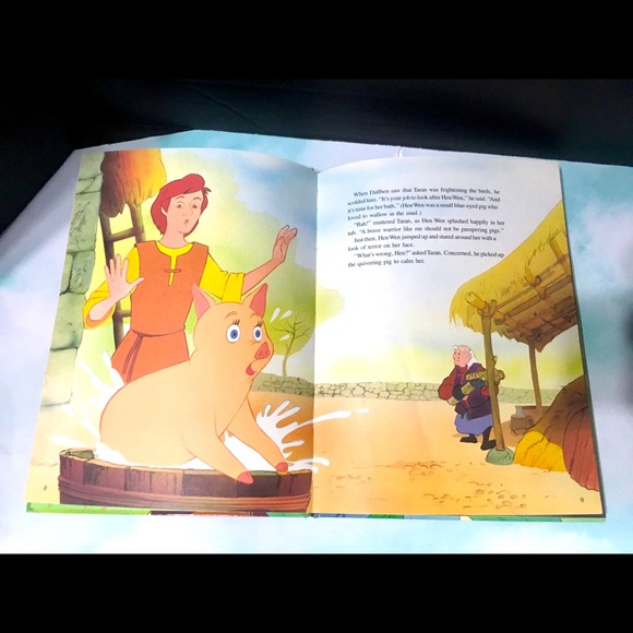 WALT DISNEY PICTURES 1990 THE BLACK CAULDRON BOOK - Picture 7 of 15